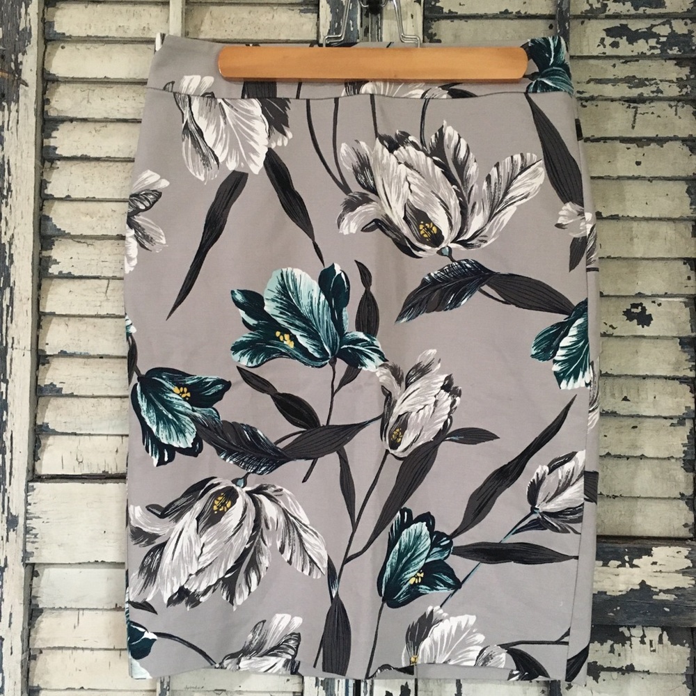 NWT Ann Taylor Factory Grey floral skirt
